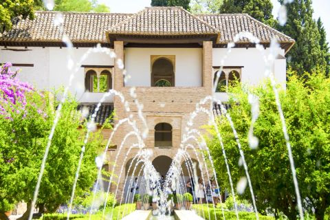 Alhambra, Nasrid Palaces and Albaicin Tour