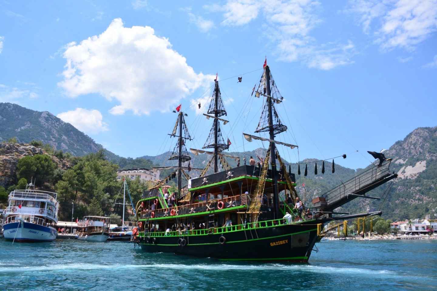 Marmaris: Piratenbootsfahrt mit Mittagessen, Schaumparty und Stopps