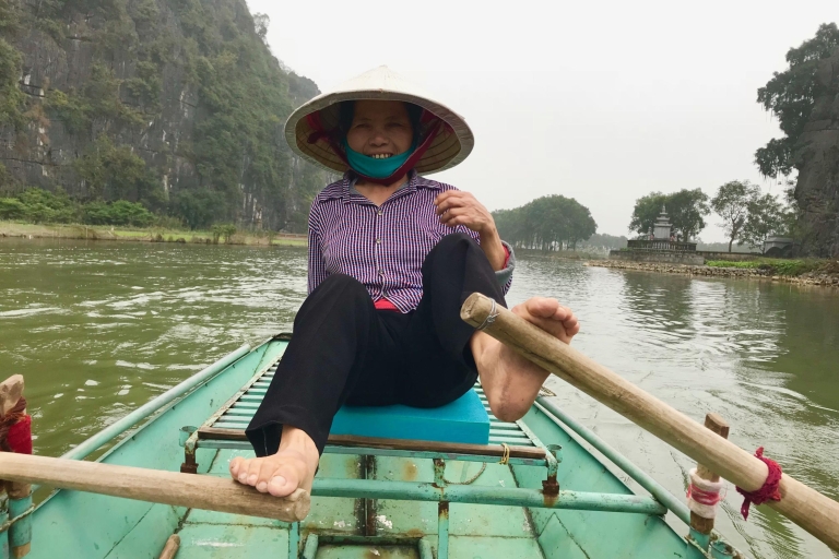 Desde Hanoi: tour de día completo en barco por Hoa Lu y Tam CocDesde Hanoi: tour de día completo en barco por Hoa Lu y Tam Coc - Compartido