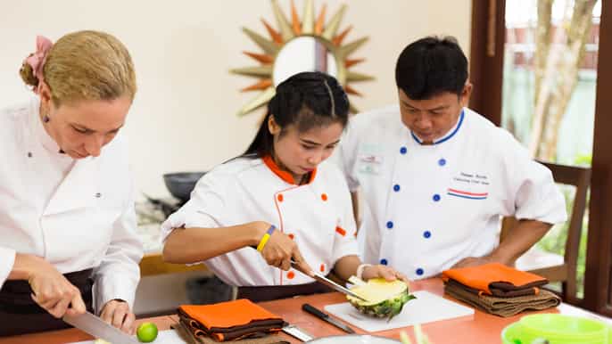 koh samui kochkurs mit besuch im biogarten abendessen