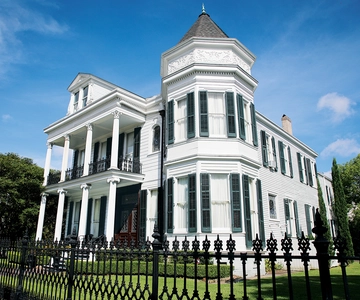 2-Hour Homes of the Rich & Famous Walking Tour