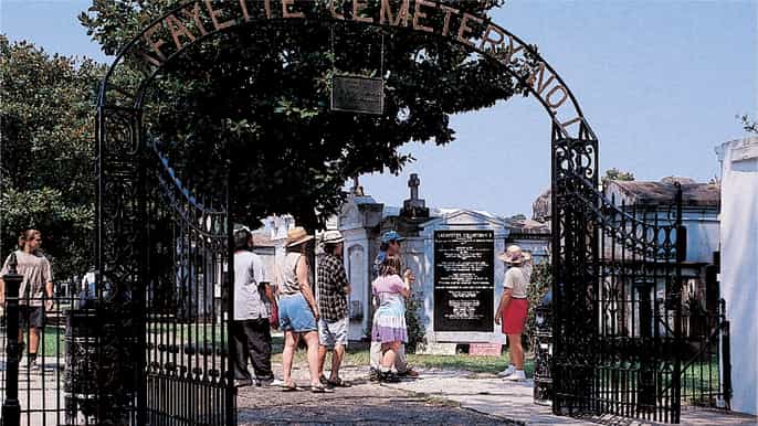 new orleans 2hour garden district cemetery walking tour