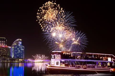 Dubai: Luxuriöse Dinner-Bootsfahrt an Silvester