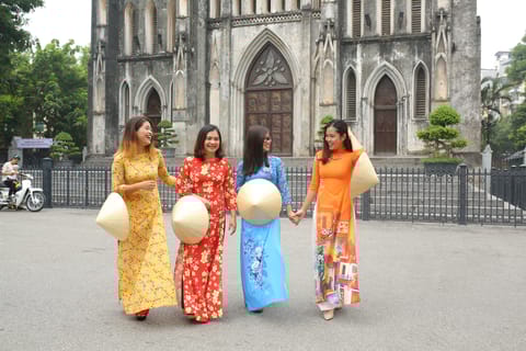 Hanoi: Traditional Ao Dai Dress and Non La Hat Rental
