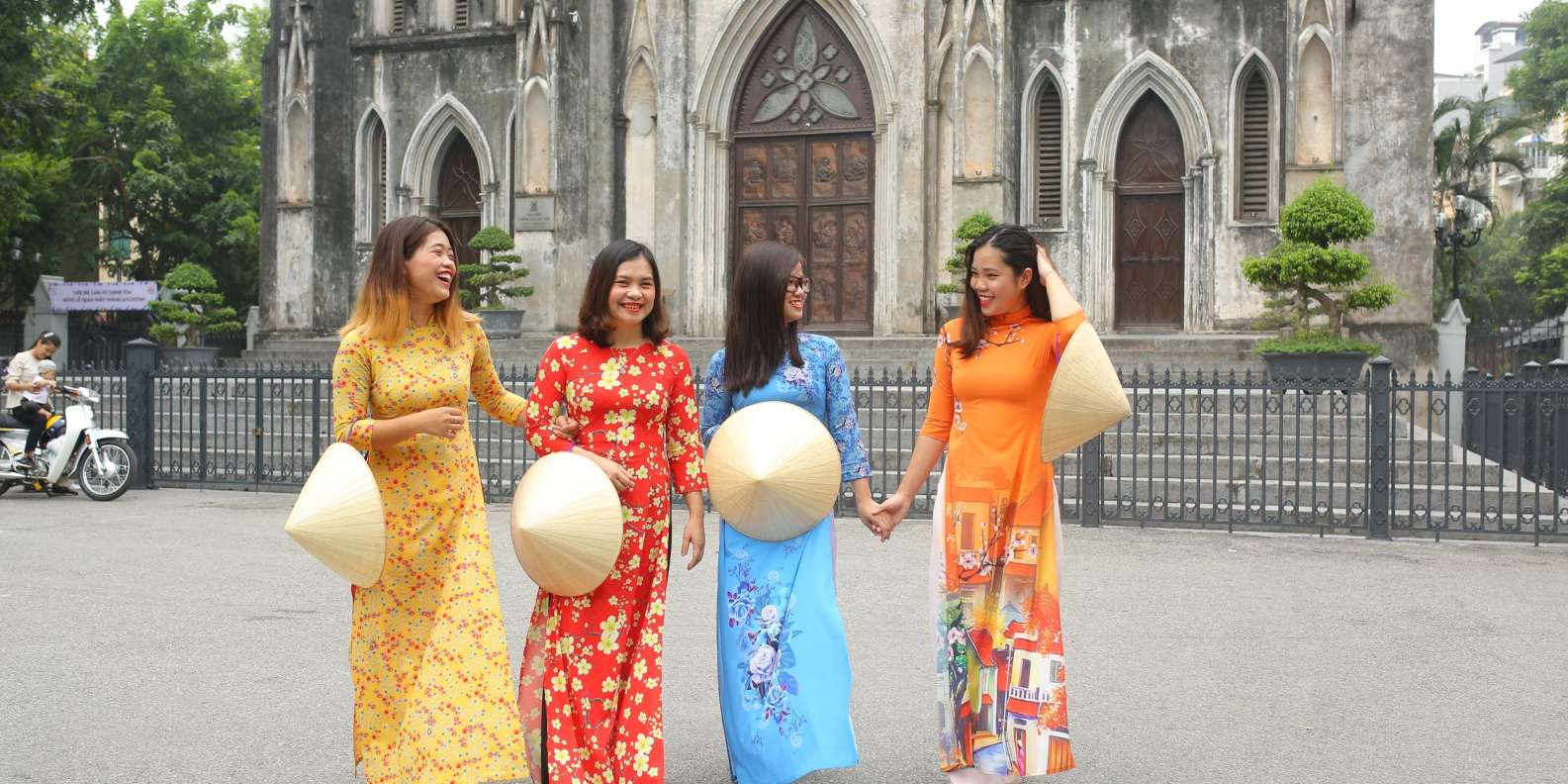 Hanoi: Traditional Ao Dai Dress and Non La Hat Rental