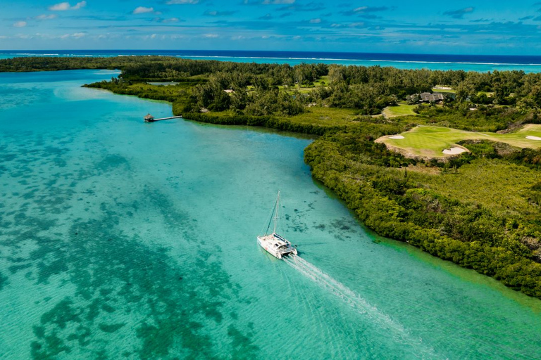 Trou d'Eau Douce: Ile Aux Cerfs Crucero en Catamarán con Almuerzo