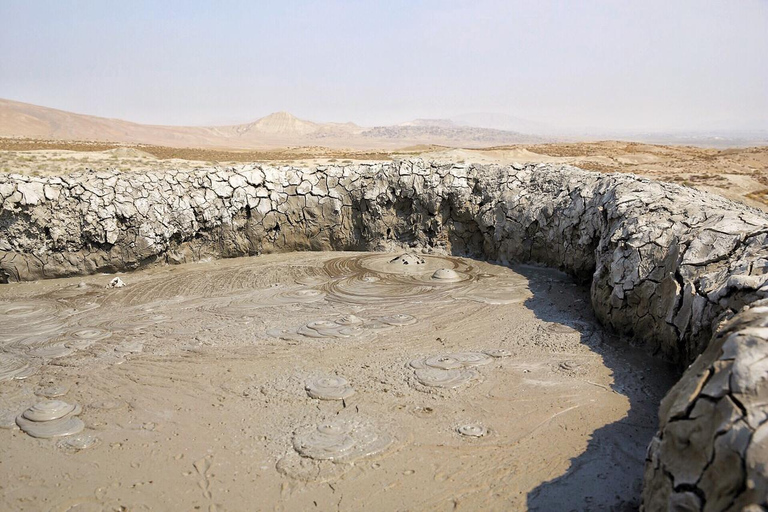 Baku: Escursione di un giorno a Gobustan, ai vulcani, al tempio del fuoco e a YanardagTour privato