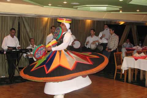 Cairo: Dinner Cruise on the Nile River with Entertainment