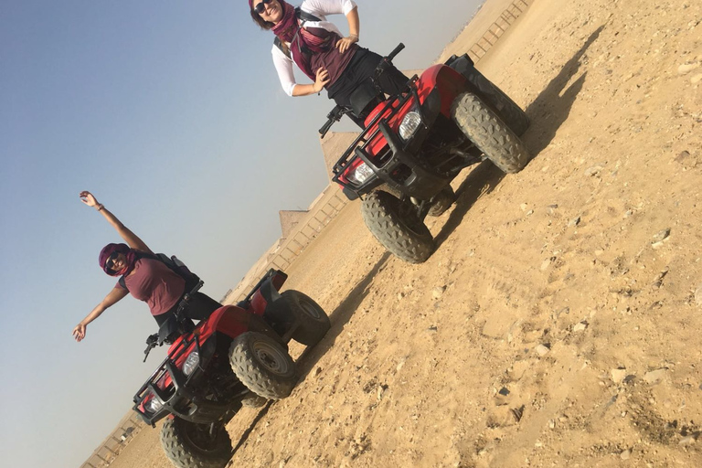 Pirámides de Guiza: tour de 1 hora en quad por el desierto1 hora en quad por el desierto Paseo en camello de media hora