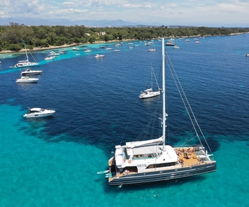 Cannes: Half-Day Catamaran Cruise with Lunch