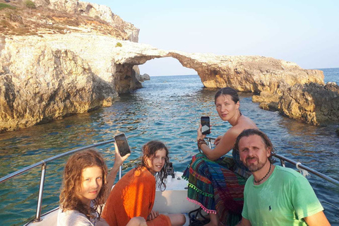 Malta: Passeio de barco privado ao pôr do sol para Comino e Lagoa Azul