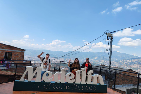 New Comuna 3 Medellín Tour: the largest macro-mural in the city Comuna 3 Manrique Tour: the largest macro-mural in Medellín