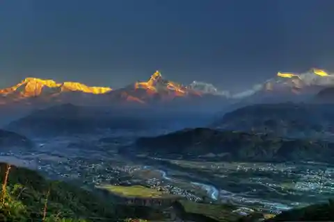 Alba di Sarangkot sull'Himalaya