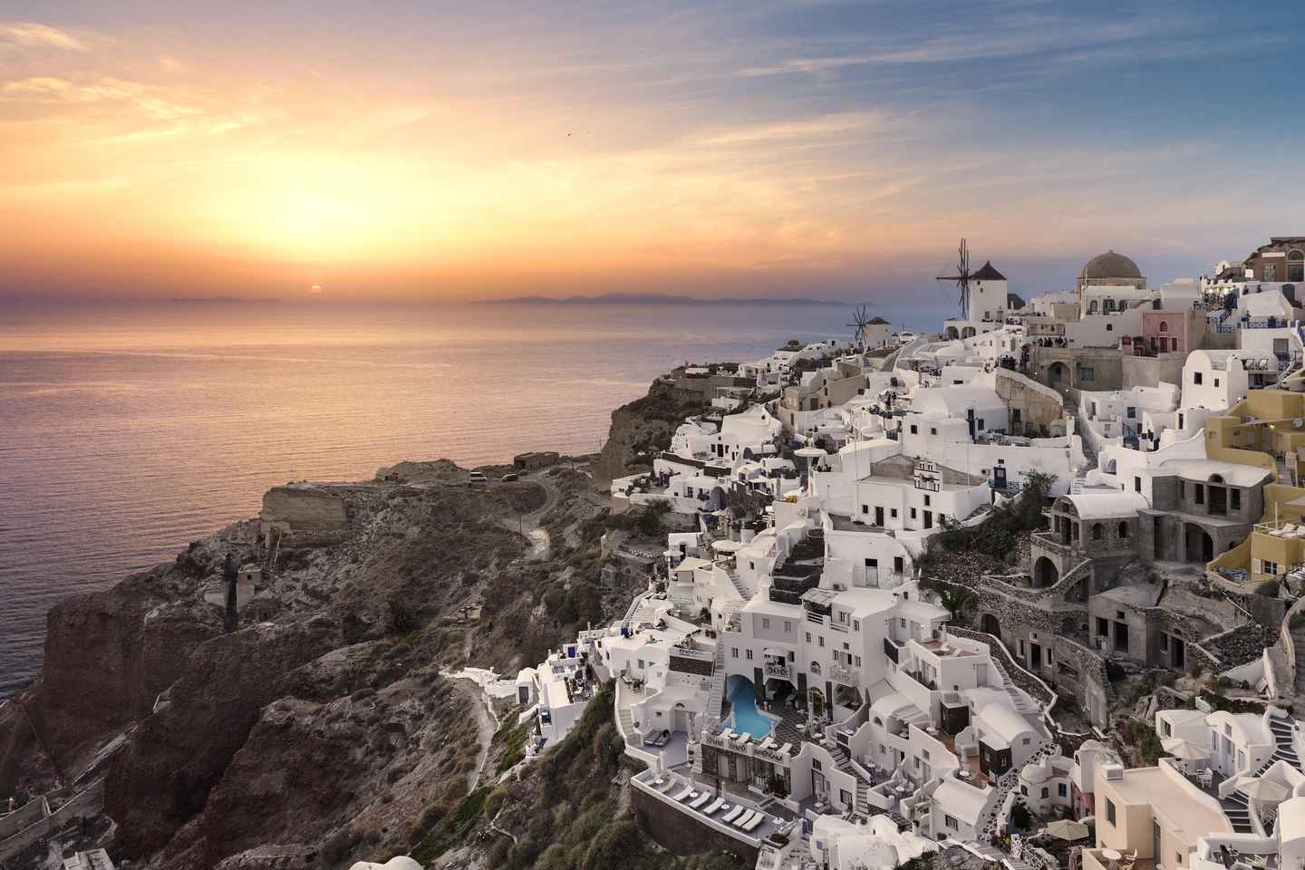 Santorini: Island Highlights Guided Day Trip with Oia Sunset