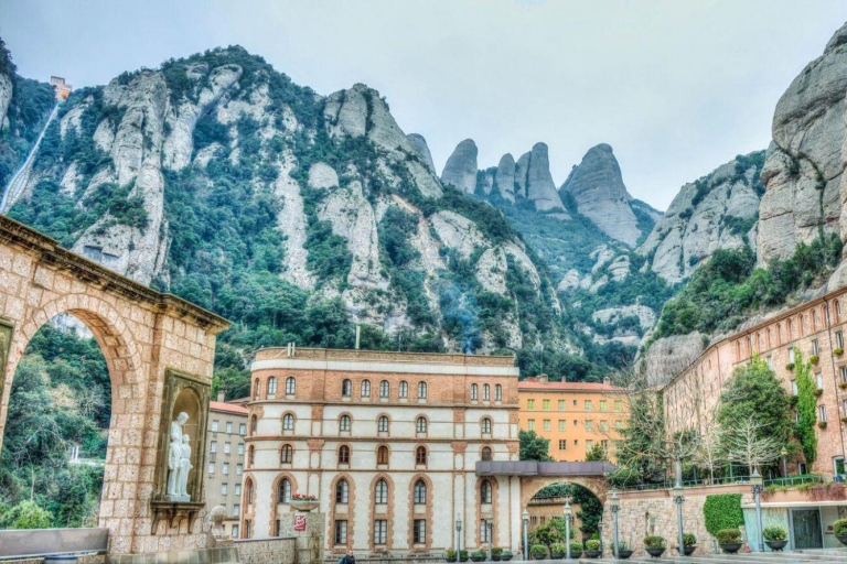 Z Barcelony: Montserrat i zwiedzanie klasztoru UNESCO z przewodnikiemOpcja standardowa