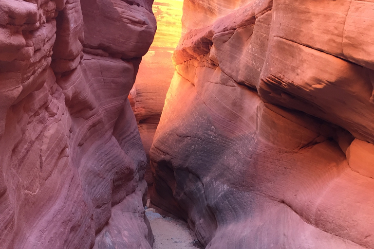 From Kanab: 3-Hour Peek-a-Boo Slot Canyon Hiking/Photo Tour