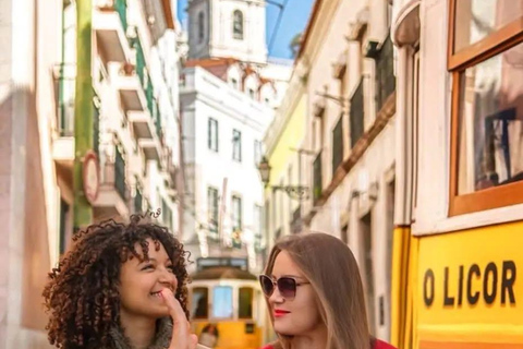 Lisbon:Private Sightseeing TukTuk Tour: Alfama, Belém & More 1.5-H Classic Tour Old Town