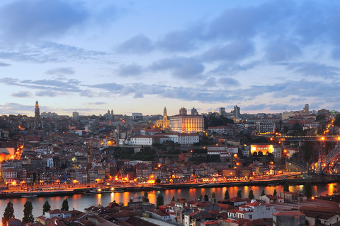 Porto: Nocna wycieczka z tradycyjną kolacją i pokazem fado