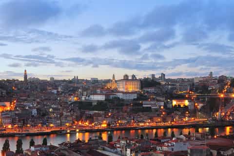 Porto: Excursão Noturna com Jantar Tradicional e Fado