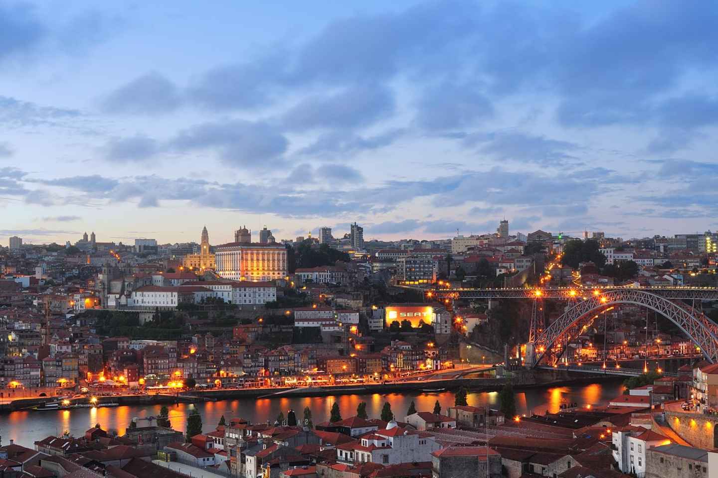 Porto: Nachttour mit traditionellem Abendessen und Fado-Show