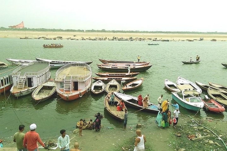 Varanasi: Poranna wycieczka z sesją jogi i przejażdżką łodziąOpcja standardowa