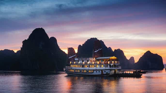 bai tu long bay 2day cruise by junk boat