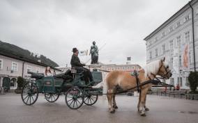 Salzburg: Horse & Carriage Ride with Austrian Delicacies