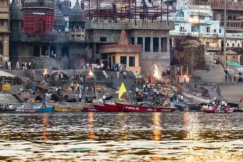 Desde Varanasi: recorrido en barco al amanecer y caminata patrimonial
