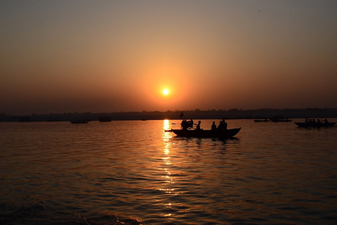 Varanasi : Promenade en bateau le soir et expérience Ganga AartiPromenade en bateau et expérience de Ganga Aarti