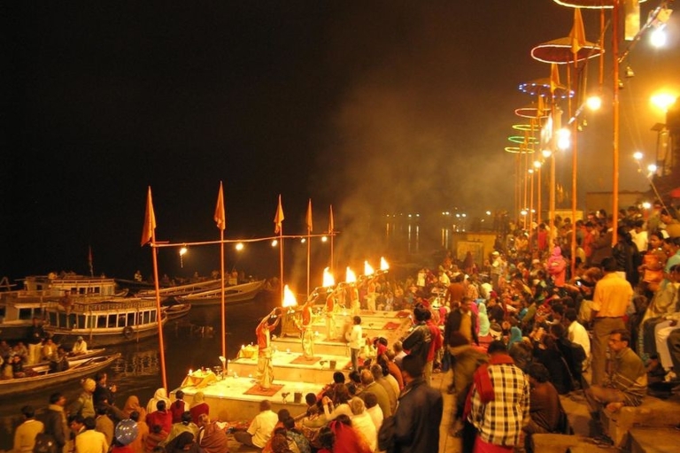 Varanasi : Promenade en bateau le soir et expérience Ganga AartiPromenade en bateau et expérience de Ganga Aarti