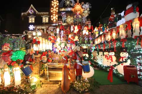 from manhattan dyker heights holiday markets bus tour