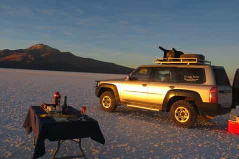 Uyuni: Sunset Salt Flats Tour with Wine Tasting