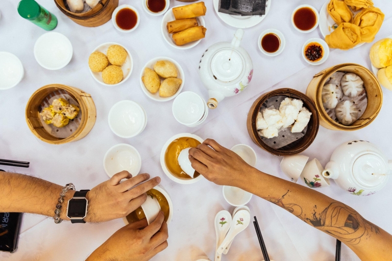 Hongkong: Prywatna wycieczka kulinarna – 10 degustacji z mieszkańcamiPrywatna wycieczka kulinarna