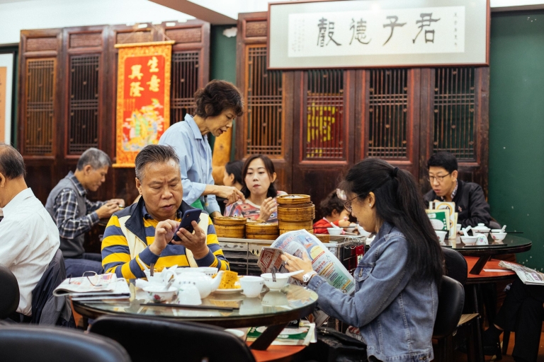 Hong Kong: Visite gastronomique privée - 10 dégustations avec des habitantsVisite gastronomique privée