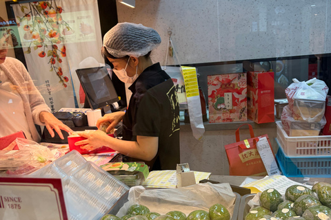 Shanghai: Yuyuan Old Street Food Walking Tour (2–2.5 Hours)