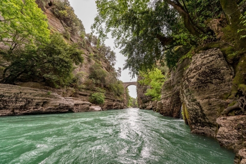 De côté: rafting en eau vive dans le canyon de Koprulu