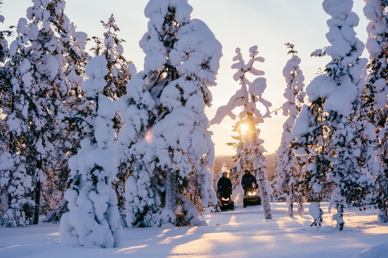 Rovaniemi : journée pêche sur glace et motoneigeRovaniemi : journée pêche sur glace et motoneige en Laponie