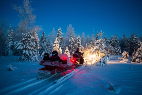 Noorderlicht: rit met slee getrokken door sneeuwscooter