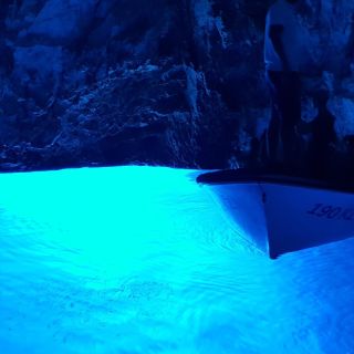 Au départ de Hvar : Visite de l'île de Vis et de la grotte bleue en bateau à moteur