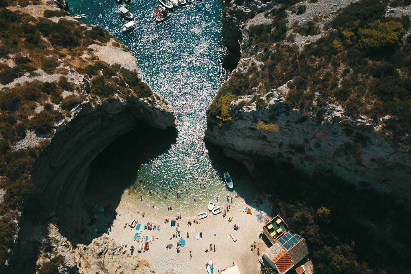 Desde Hvar: Tour en lancha rápida a la Isla de Vis y la Cueva Azul