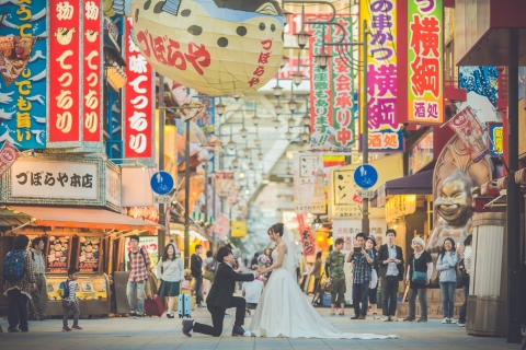 Séance photo privée pour les couples dans un lieu emblématique d'Osaka2 sites (Dotonbori et Shinsekai)