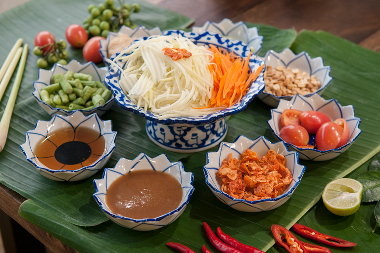 Bangkok: aula prática de culinária tailandesa e tour pelo mercadoBangkok: aula prática de culinária tailandesa e excursão ao mercado em Silom