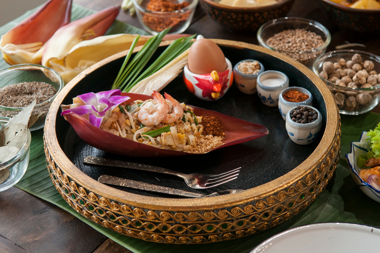 Bangkok: aula prática de culinária tailandesa e tour pelo mercadoBangkok: aula prática de culinária tailandesa e excursão ao mercado em Silom