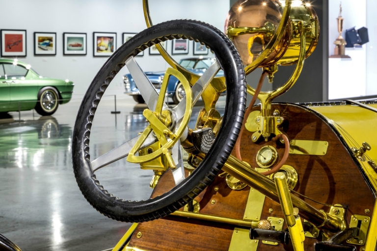 Los Angeles: visite privée du musée de l'automobile PetersenPetersen Automotive Highlights Tour : du samedi au dimanche