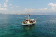 Argostoli: Ganztägige traditionelle Bootsfahrt mit Mittagessen