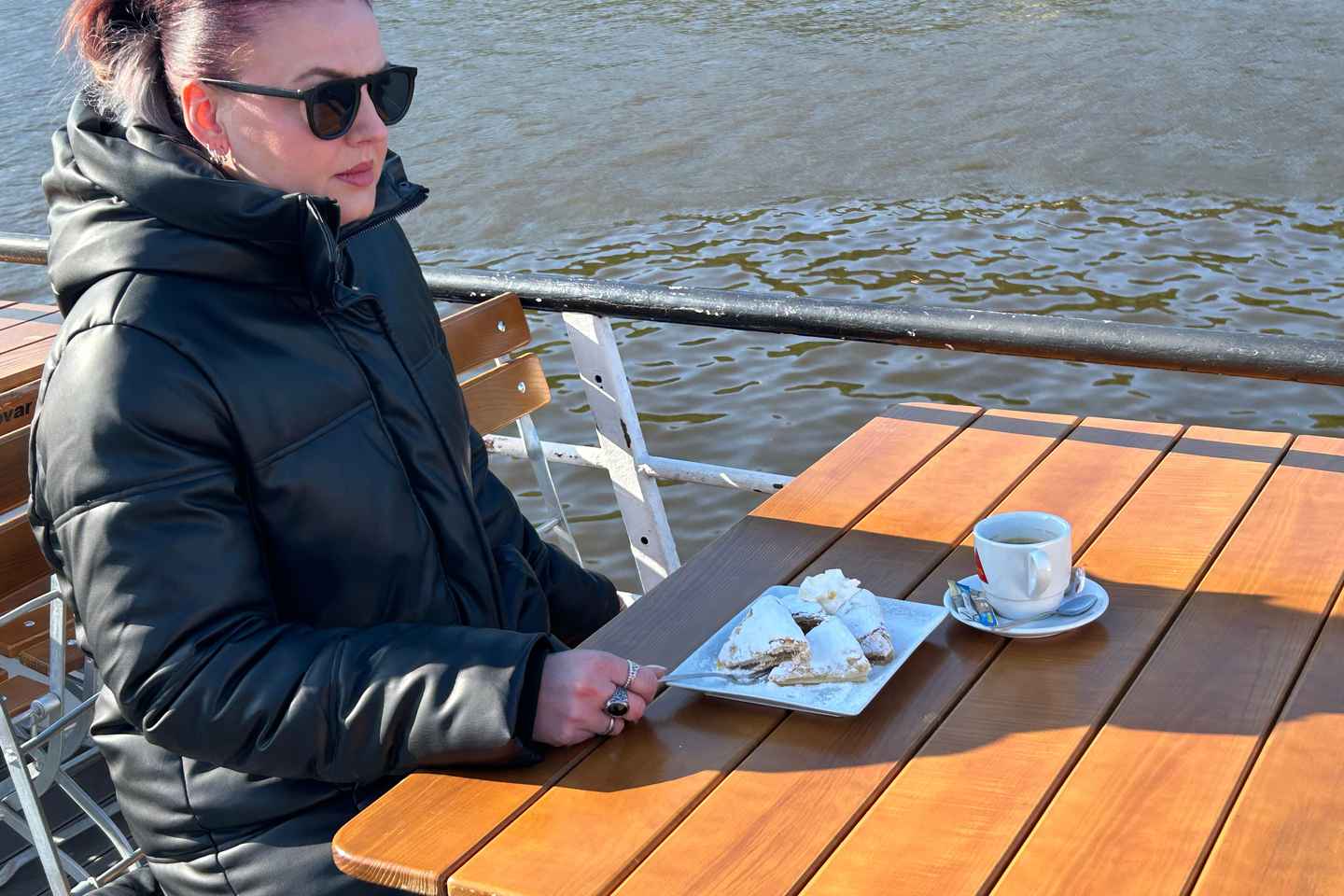 "享受香浓咖啡与自制馅饼的1小时游船之旅"

- 体验奢华: 乘坐游船，享受一小时的悠闲时光。
- 美食之旅: 品尝现泡的香浓咖啡，感受自制馅饼的独特风味。
- 休闲放松: 在水上欣赏美丽风景，带给您身心的放松。
- 完美时光: 无论是与朋友还是家人，这次旅程都是您不容错过的选择。

选择这次游船之旅，给自己一个放松的时光，品味美食与美景的完美结合。