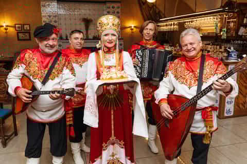 St. Petersburg: Evening Walking Tour with Vodka Shots