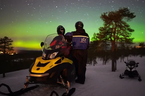 Rovaniemi: Caça às Luzes do Norte em mota de neve