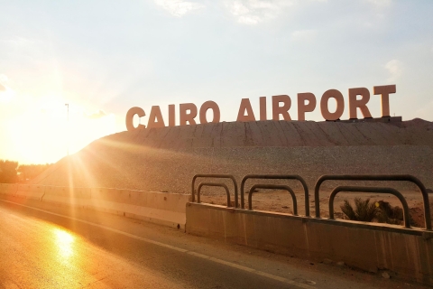 Aeropuerto de El Cairo: traslado privado de llegada y salidaTraslado de llegada: del aeropuerto de El Cairo al hotel o ubicación