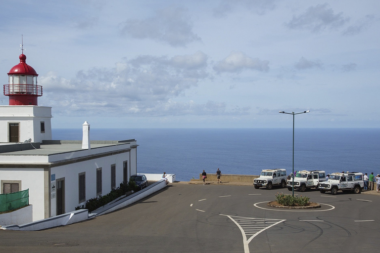 Madeira: het beste van Zuid-jeeptourRondleiding Madeira ophalen